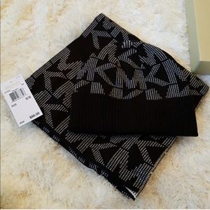 SOLD OUT Michael Kors Scarf Hat Set Black/White